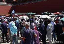 **她摔倒了，却把“责任”摔给了一个同样白发苍苍的老人。**

北京一家酒店大厅