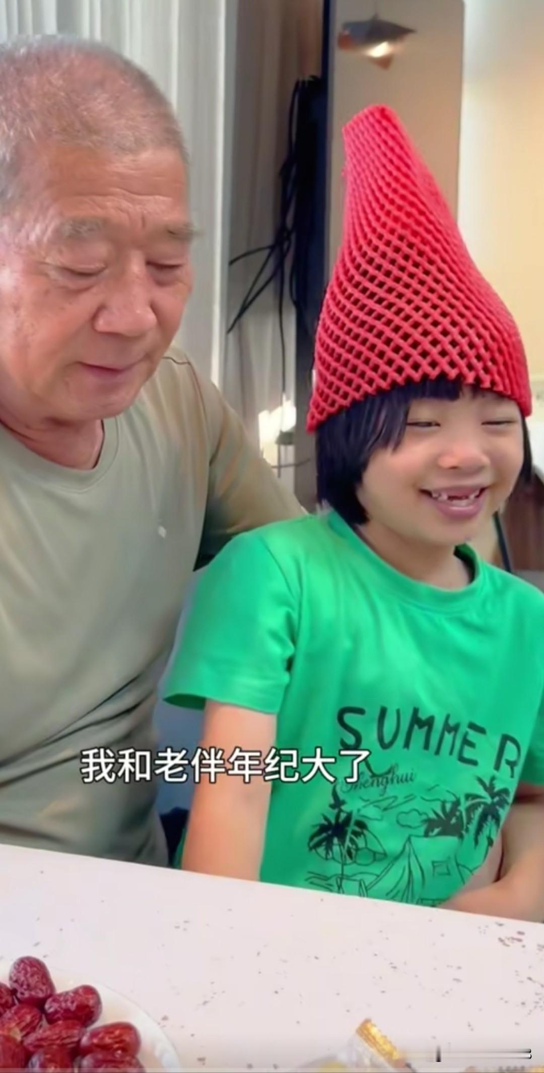 6岁小天赐长大也懂事了，还能陪着75岁的老父亲直播卖货了，爸爸一边打广告，小天赐