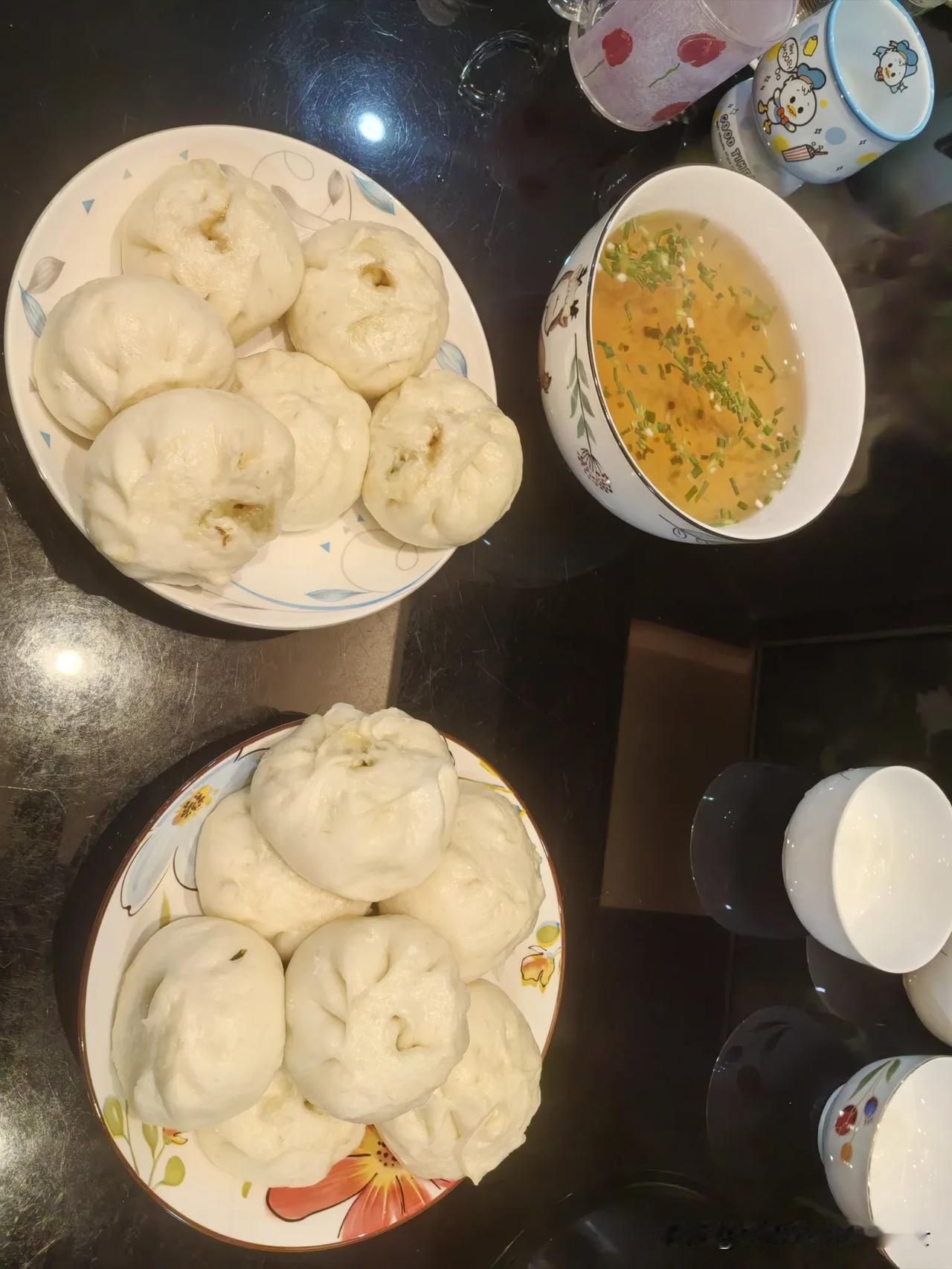今晚蒸的包子，老公说超级好吃，他吃了6个，我吃了5个。

昨天看到一个朋友晒自家