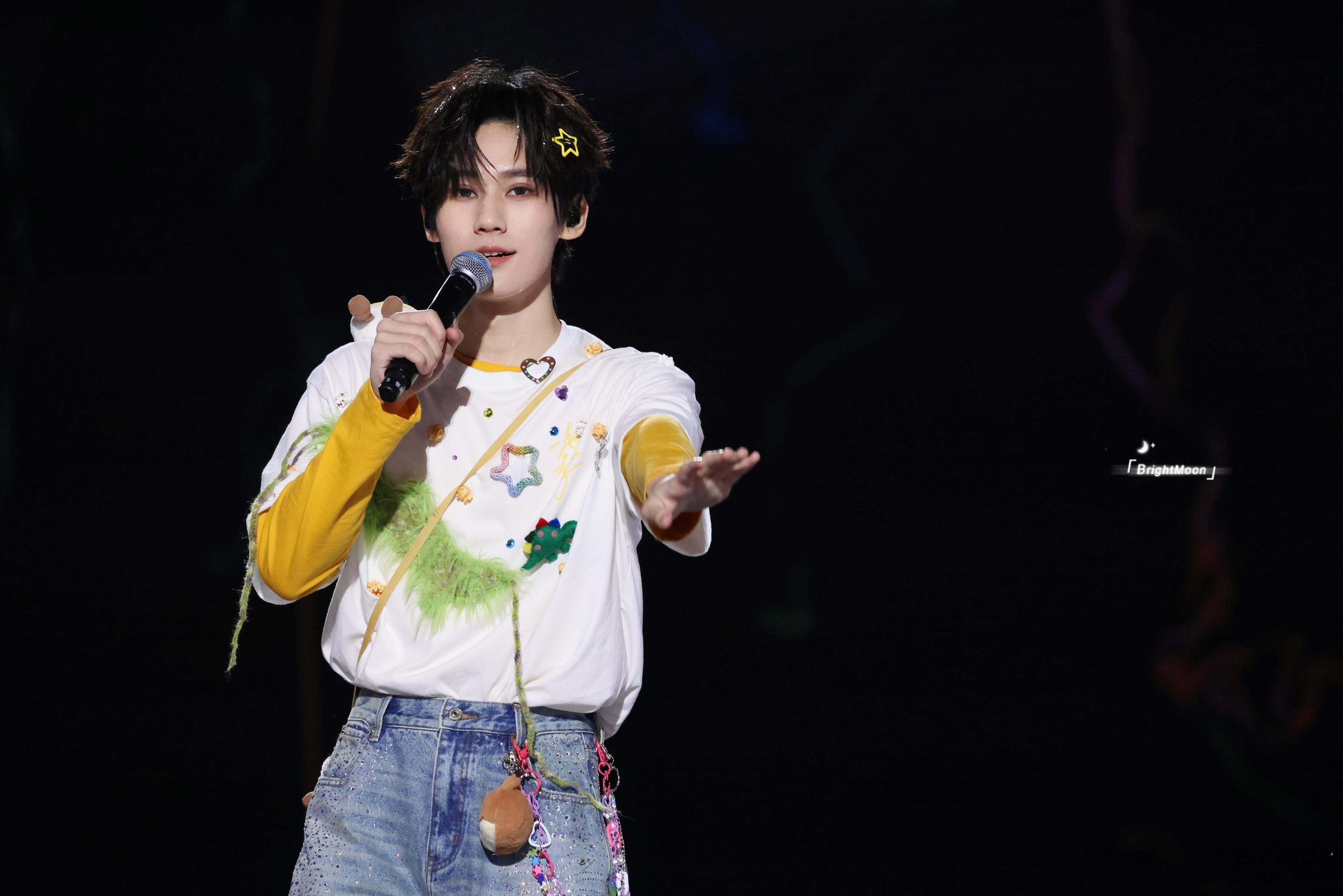 时代少年团旅行实况  [思考] 时代少年团太原演唱会  [打call]山有峰顶，