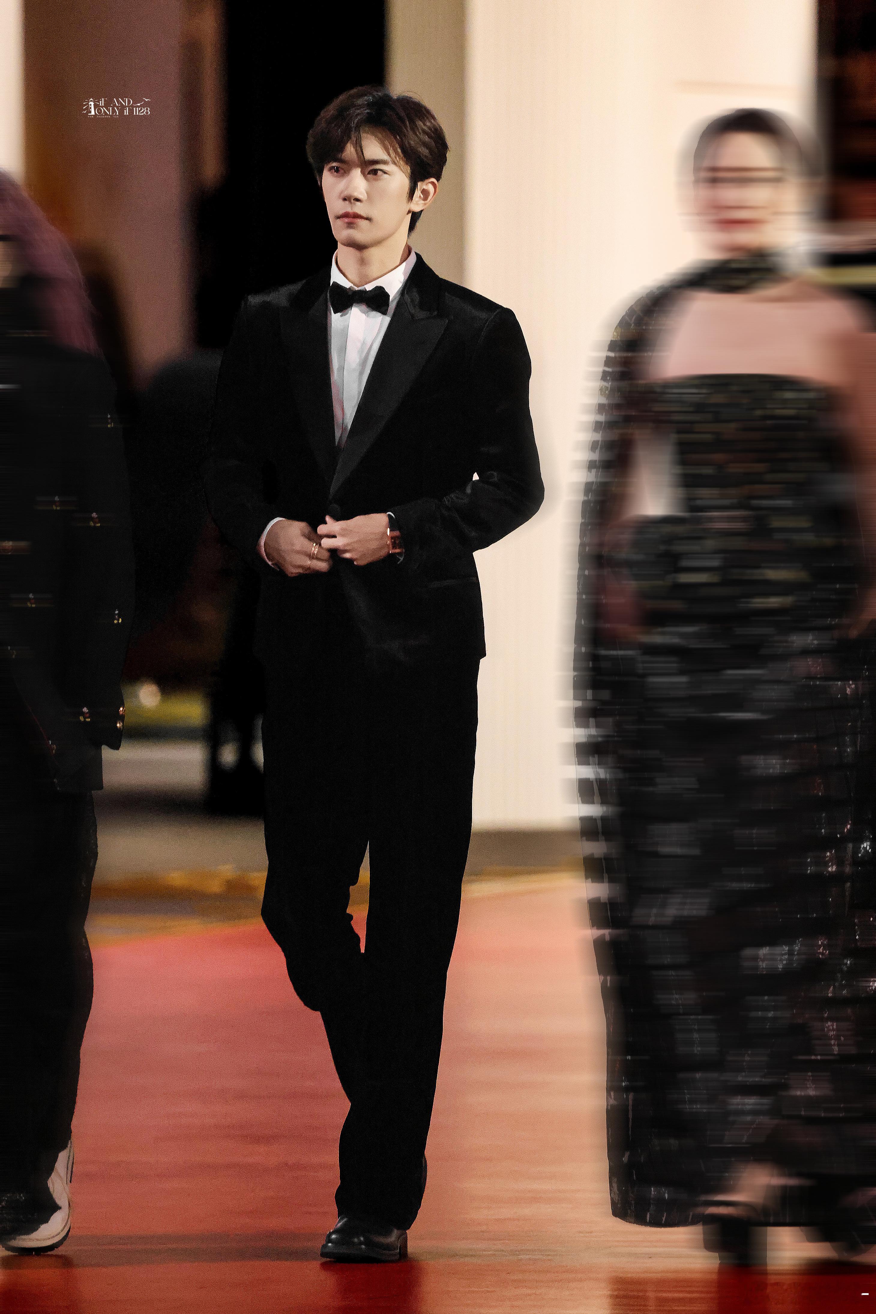 我哥哥腰杆这个挺直🤓 