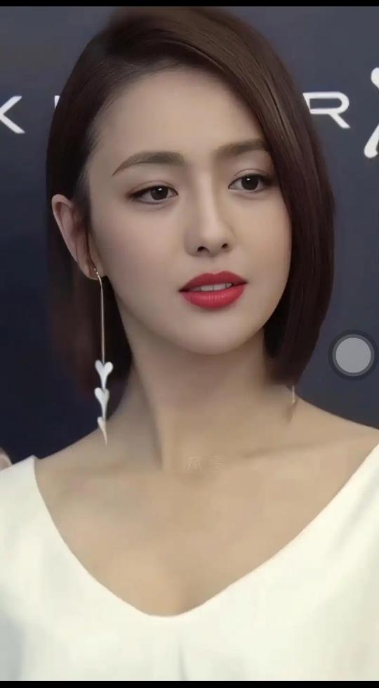 佟丽娅这个女人
你真的不能仔细查
仔细查完之后，你就会发现，私生活混


乱，但