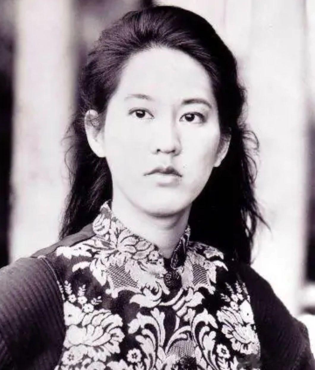 她用一己之力让全世界都知道了南京大屠杀。1997年，她写出了侵华日军在南京犯下的