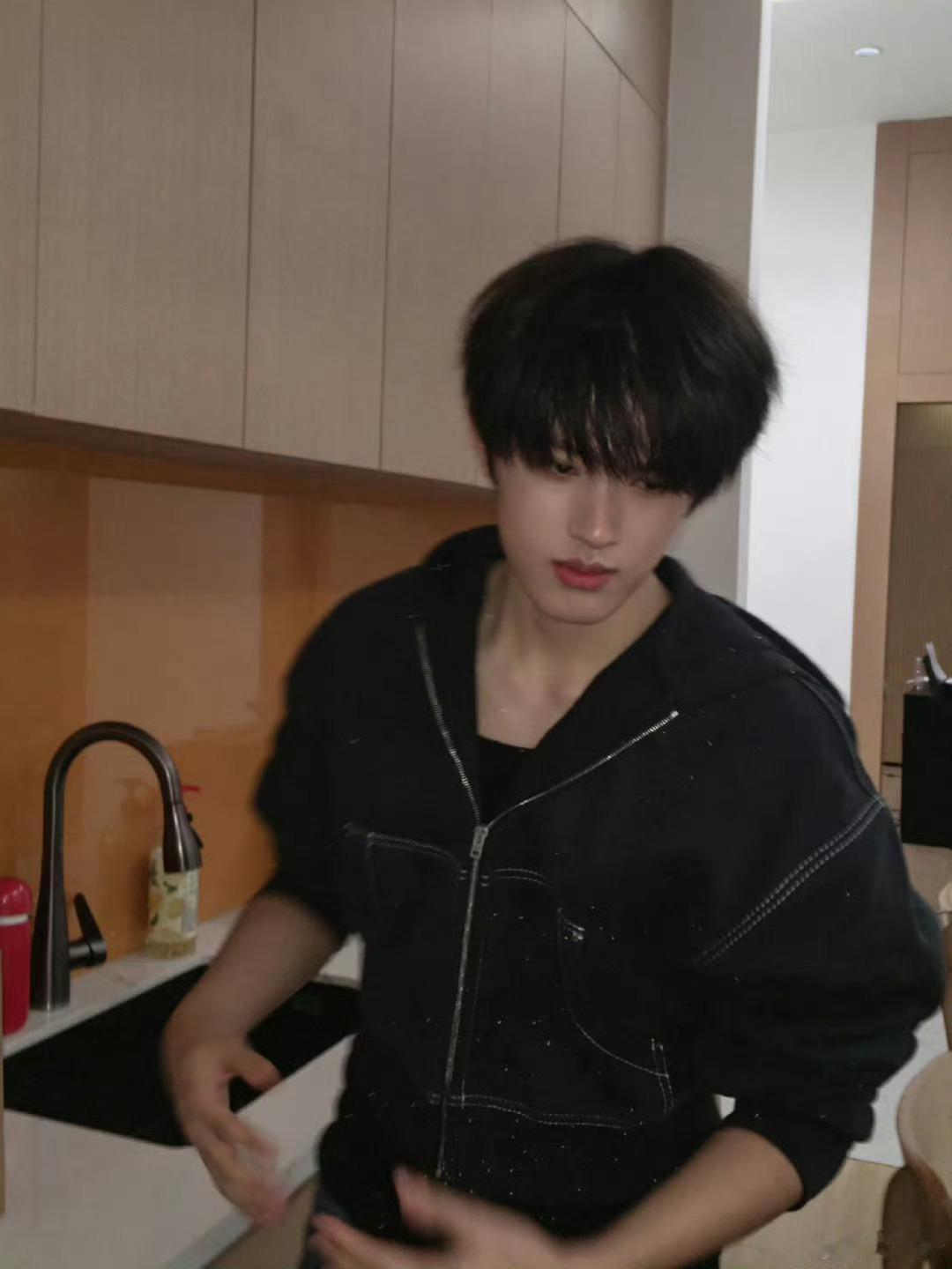 张极一进厨房自动散发人夫感 一见张极进厨房就心跳加速！专注侧脸与灵动手指满是故事