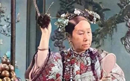 1880年，慈禧的屁股上长了痔疮，烦躁的很，太医们束手无策，毕竟谁敢摸太后的屁股