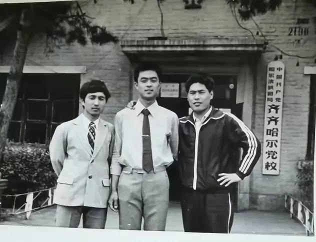 这身西装，是那年过年，老五就要去美国前，跟他同学去了一趟香港。回来说，四哥 ，香