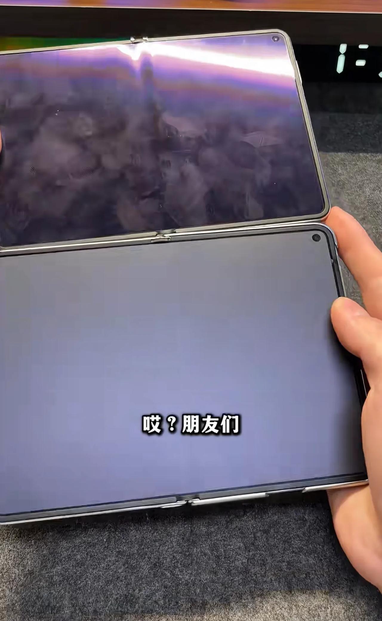 有人给华为折叠屏手机贴了磨砂膜，屏幕折痕立马变得很浅，指纹印也消失了。所以说用磨