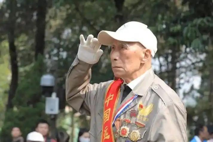 九三阅兵即将举行，可令人意外的是，国务院官宣了一个前所未有的消息。不是说装备，也