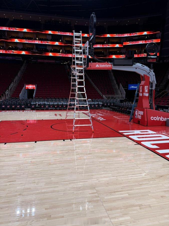 啊这🤓🤓🤓火箭赛后维修工作人员还在修篮筐马刺vs火箭火箭战胜马刺谢泼德今天