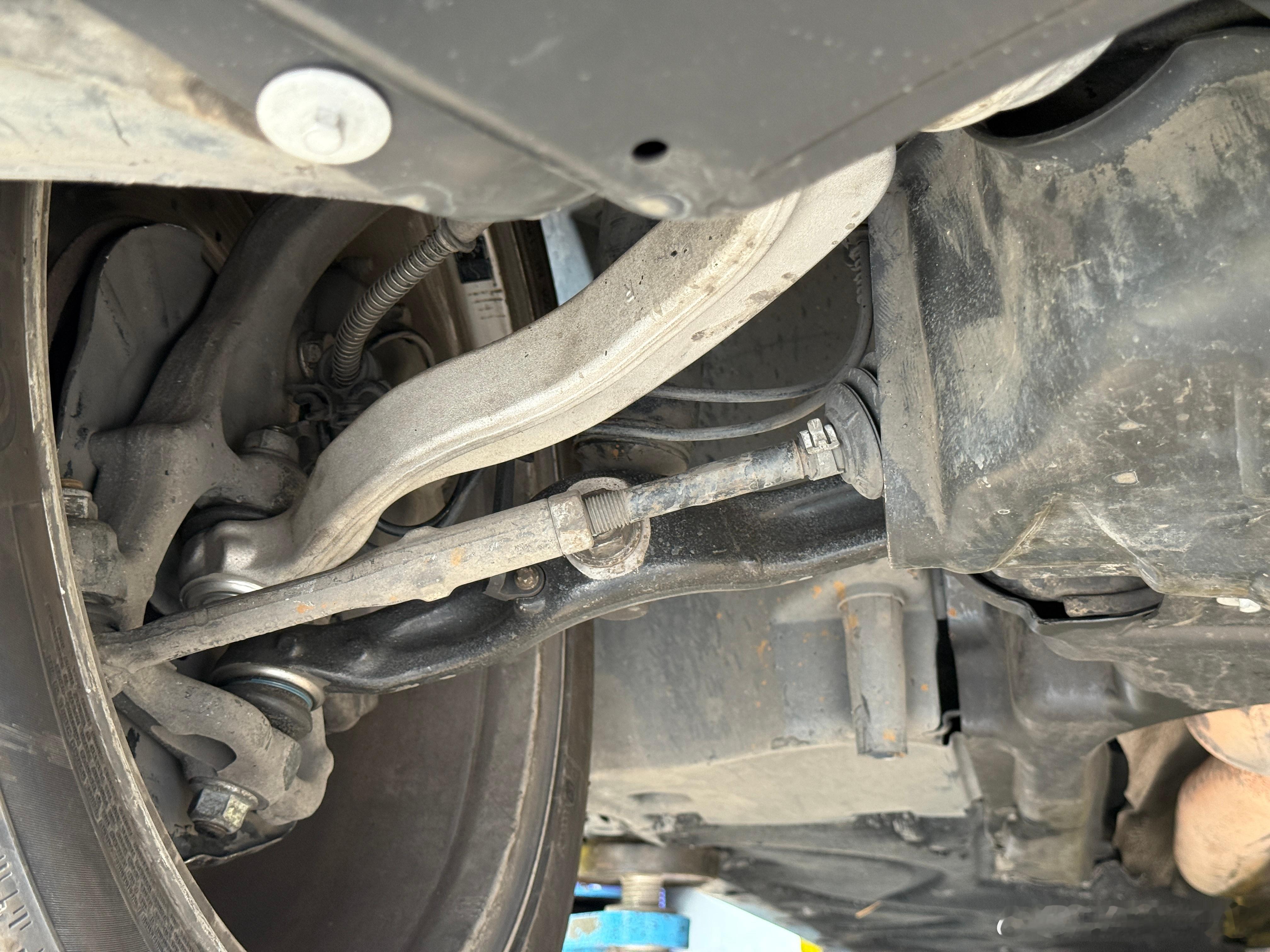 这周一直在整备S600，把老化的下直臂和下弯臂都换了、四个刹车盘和刹车片都换了、