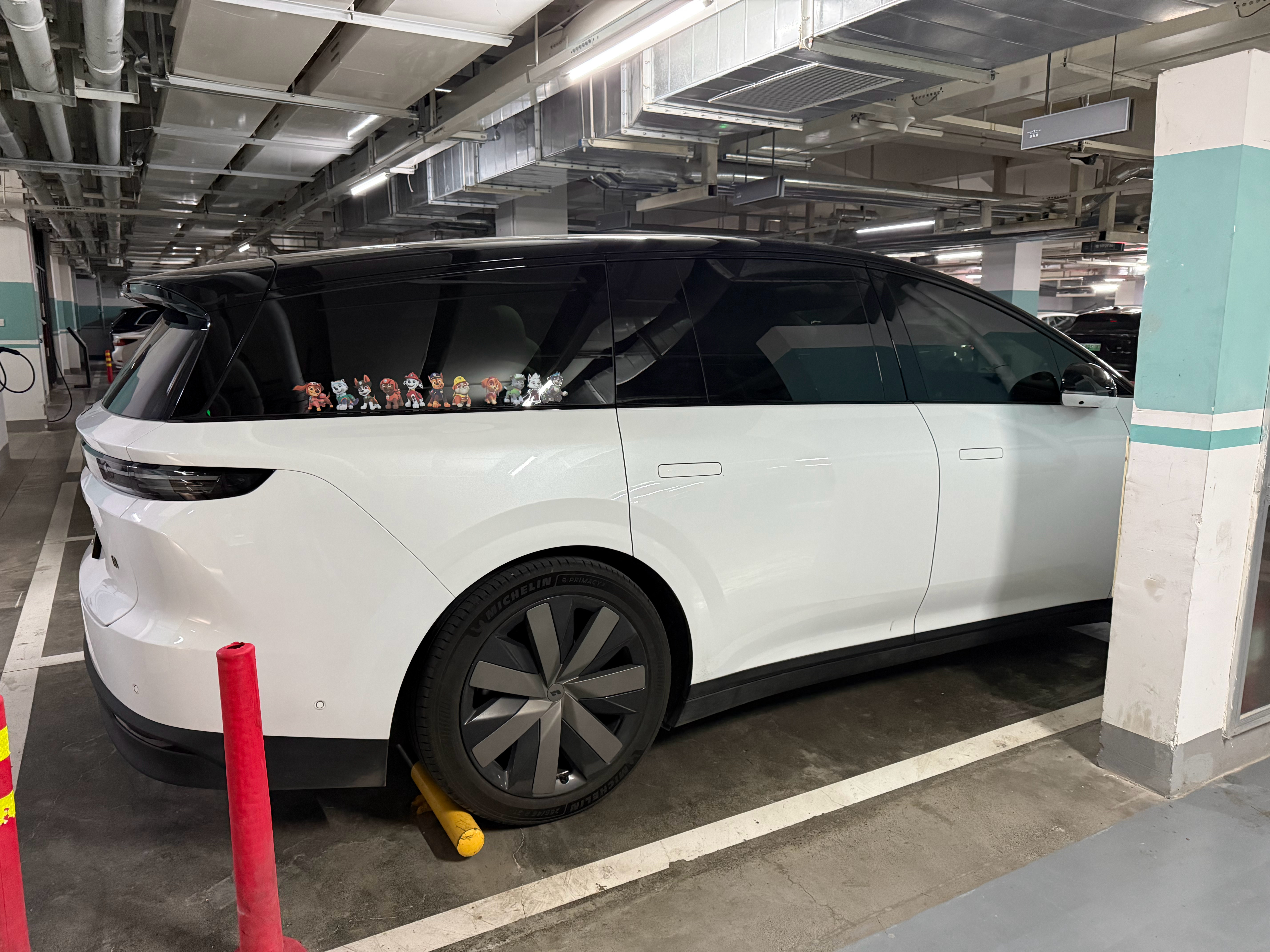 恢复全白…为此家里小二还哭着问我为啥把贴画都撕了！理想i8