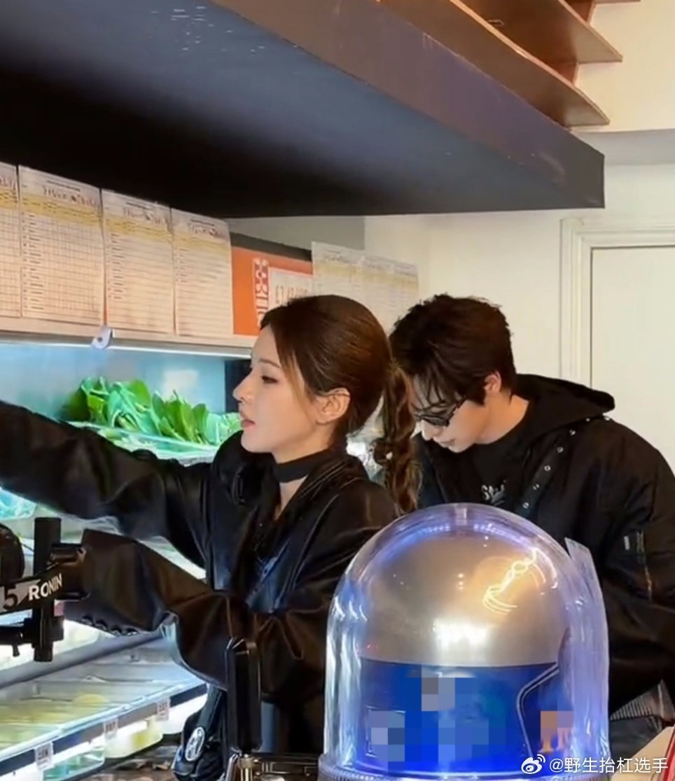 合伙人爆改中餐厅纽约组啃完零食涮麻辣烫，伦敦组从奶茶炫到冰淇淋再嗦粉，《合伙人》