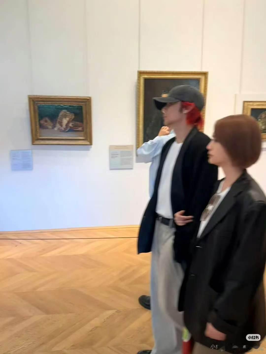 卢浮宫偶遇李荣浩杨丞琳看展巴黎偶遇李荣浩杨丞琳看展 哇噻 好幸福 ​​​