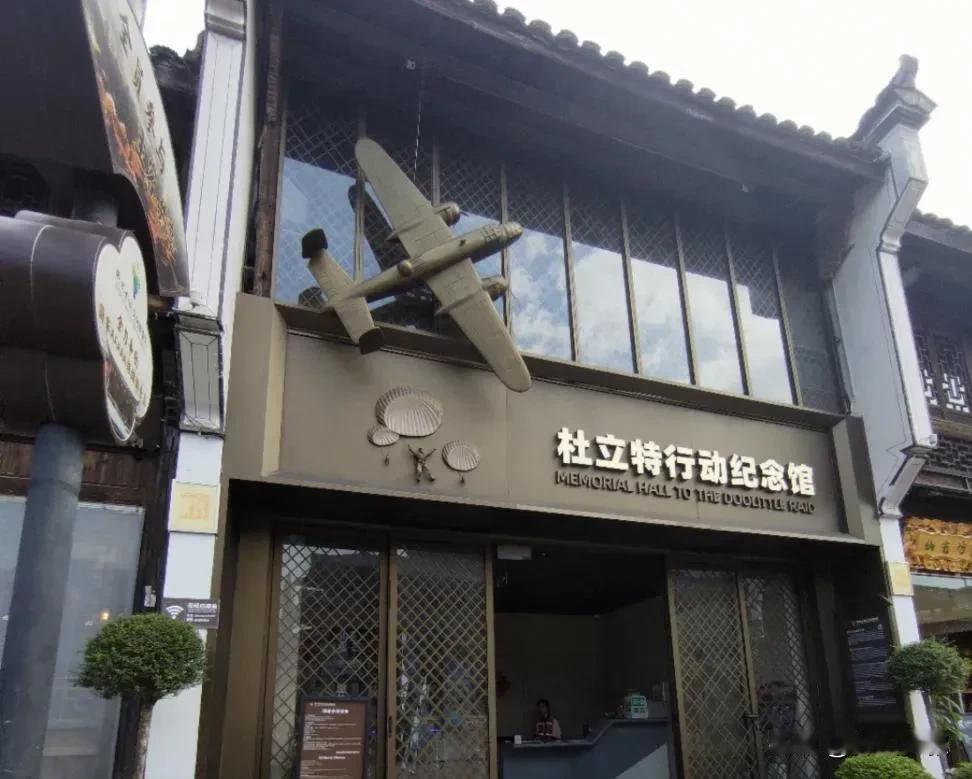 余华在《活着》里写了主人公福贵的一生。这个曾经的阔少爷，年轻时输光家产，气死老爹