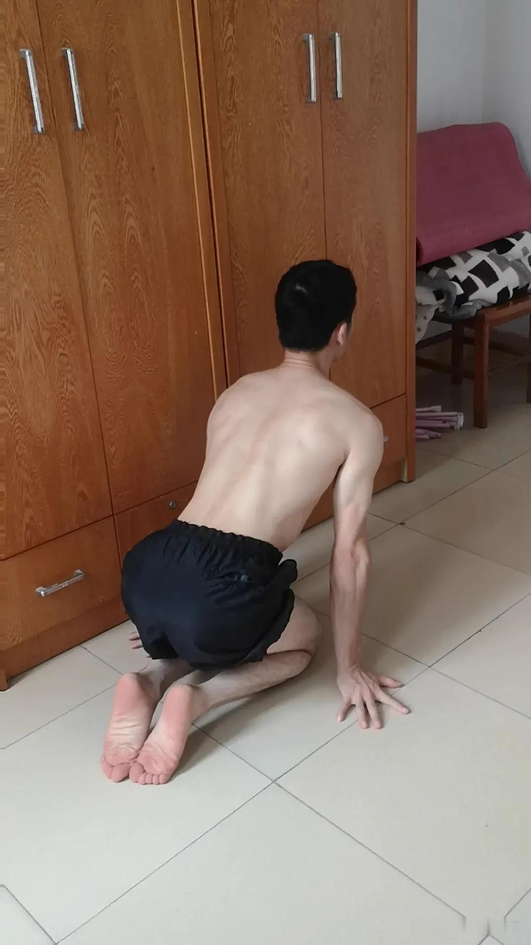 臂力核心锻炼，身体塑形锻炼。
动作要领：四肢撑地，背部弓着，踮起脚尖，往前冲一点