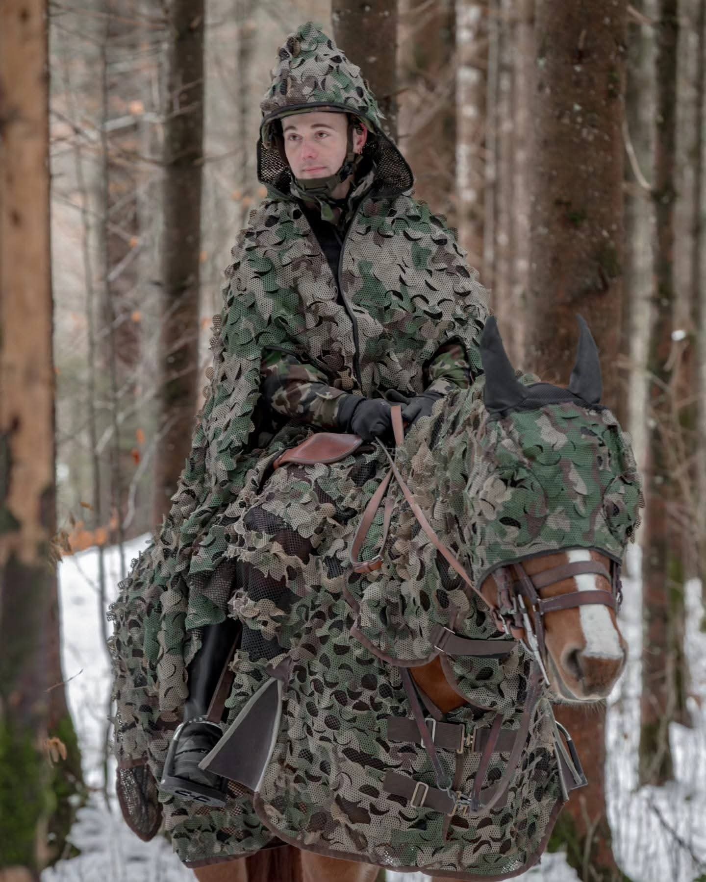 马年快乐 瑞士「多光谱」人马伪装系统。 人马都穿上了伪装斗篷。 