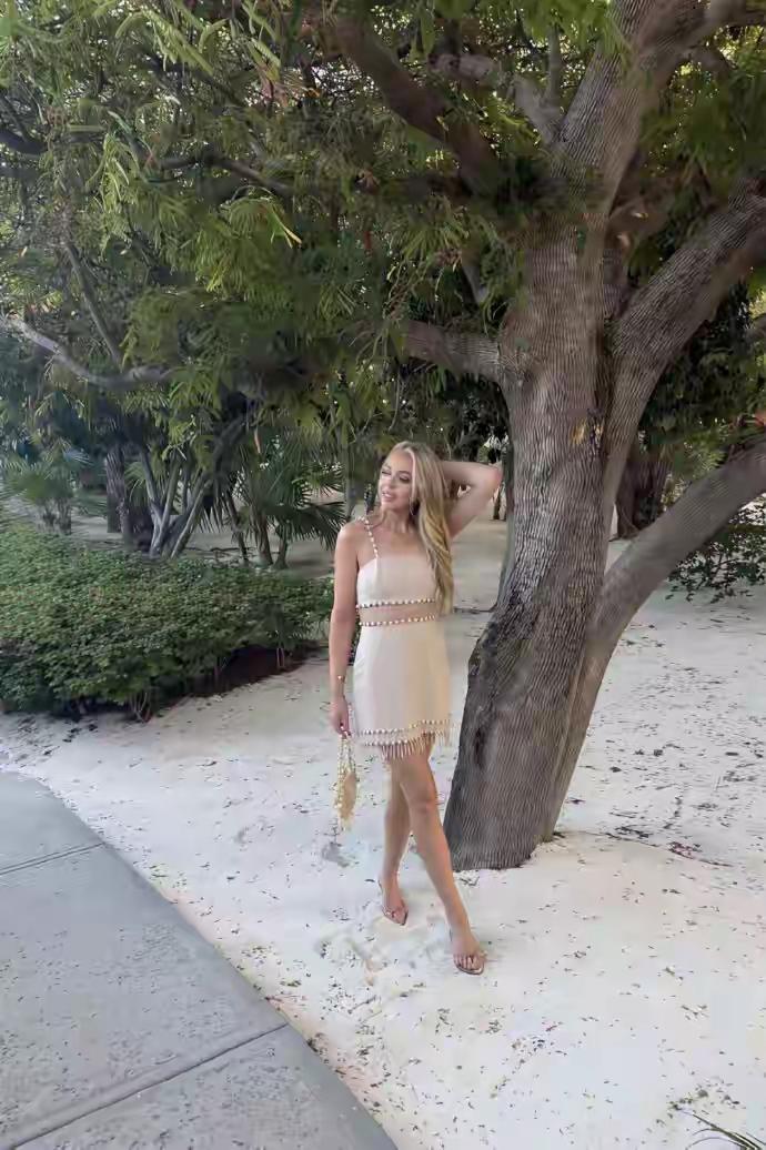 感觉特朗普这个小女儿，
是家里颜值最低的，
儿子反而很好看的，
还有心真大，穿的