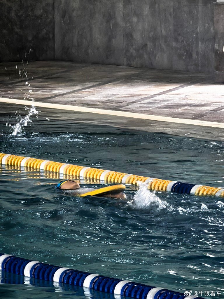 天气热了，泳池里五个泳道全满了冬天也就一个泳道有人 