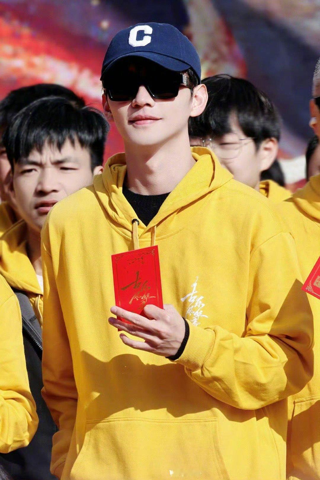 陈鑫海古乐风华录开机路透黄色卫衣➕棒球帽 帅气满分！开机大吉[爱慕] 