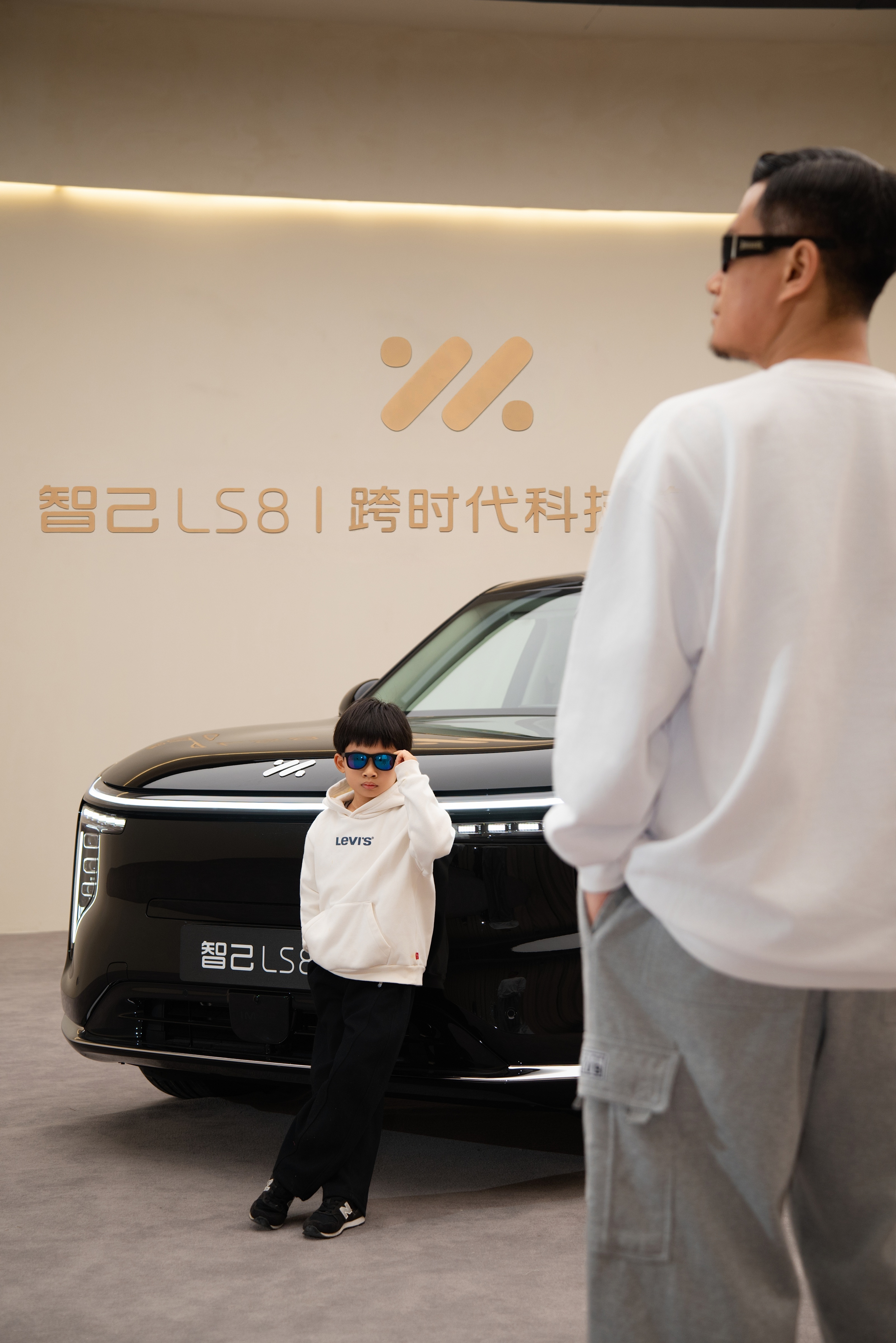 来北京棚拍智己的新车LS8！很多细节都能看出作为上海品牌的腔调，克制但足够精致，