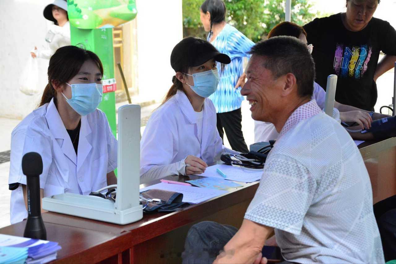 三下乡健康科普【健康π伴乡行，义诊服务暖民心】7月15日，重庆医药高等专科学校“