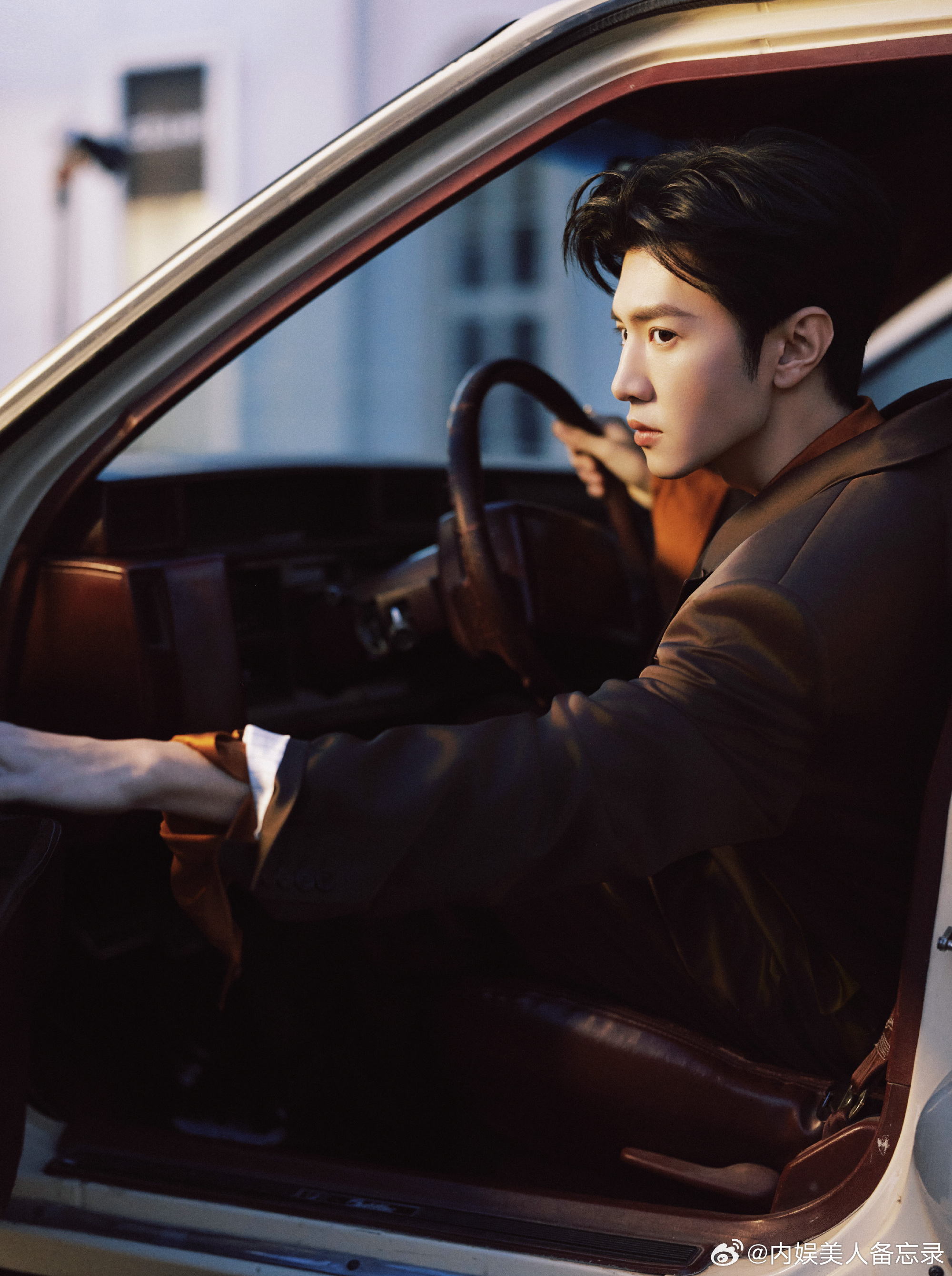 陈哲远 微博之夜出图想打印成海报的程度，西装的神。微博之夜红毯