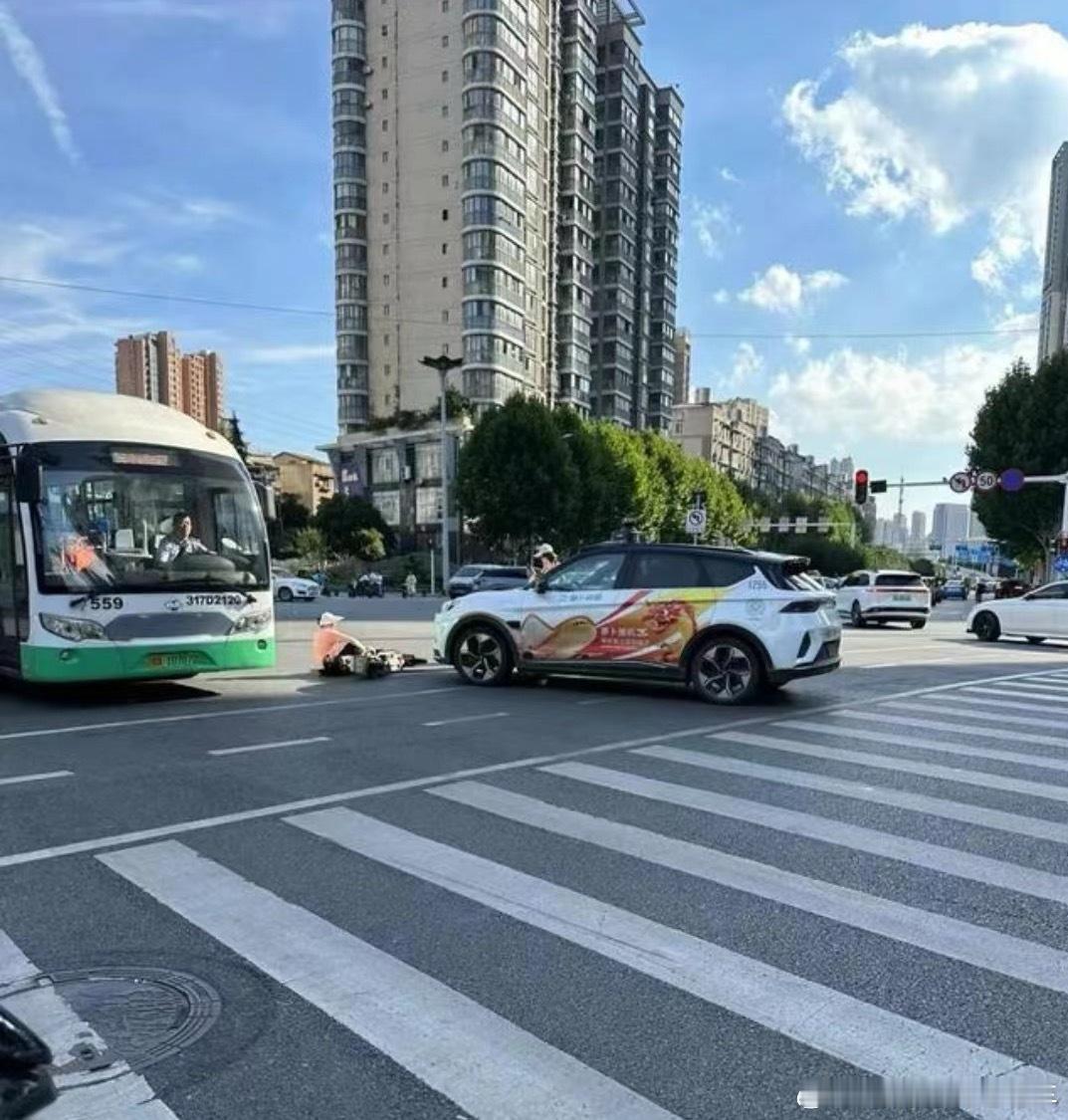 传武汉无人出租车撞倒行人引发交通拥堵，人还好没啥大事。话说，这种出了事车上也没司
