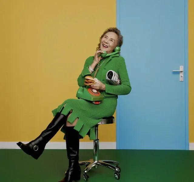 这哪里是80多岁老太太，这状态也太好了吧，少女感满满，除了皱纹其他都和少女一般！