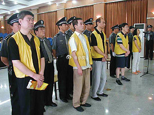这个李春平，一个文物走私贩子，盗卖国宝，招摇撞骗这么多年还没被抓吗？还慈善家，忽