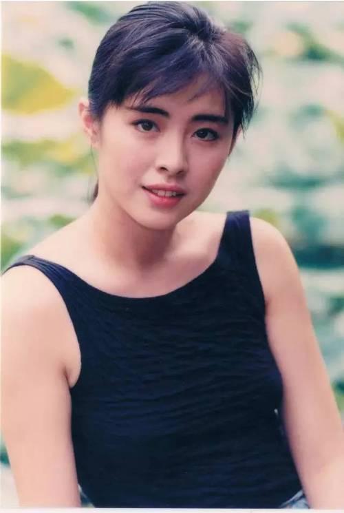 资深电影人谷薇丽于2026年5月初在睡梦中安详离世，享年73岁。作为港片黄金时代