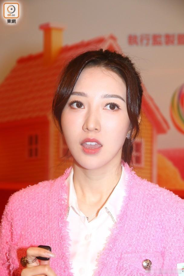 藝人何依婷今日（13日）出席無綫全新處境劇《愛．回家之三代同糖》拜神儀式，首次拍