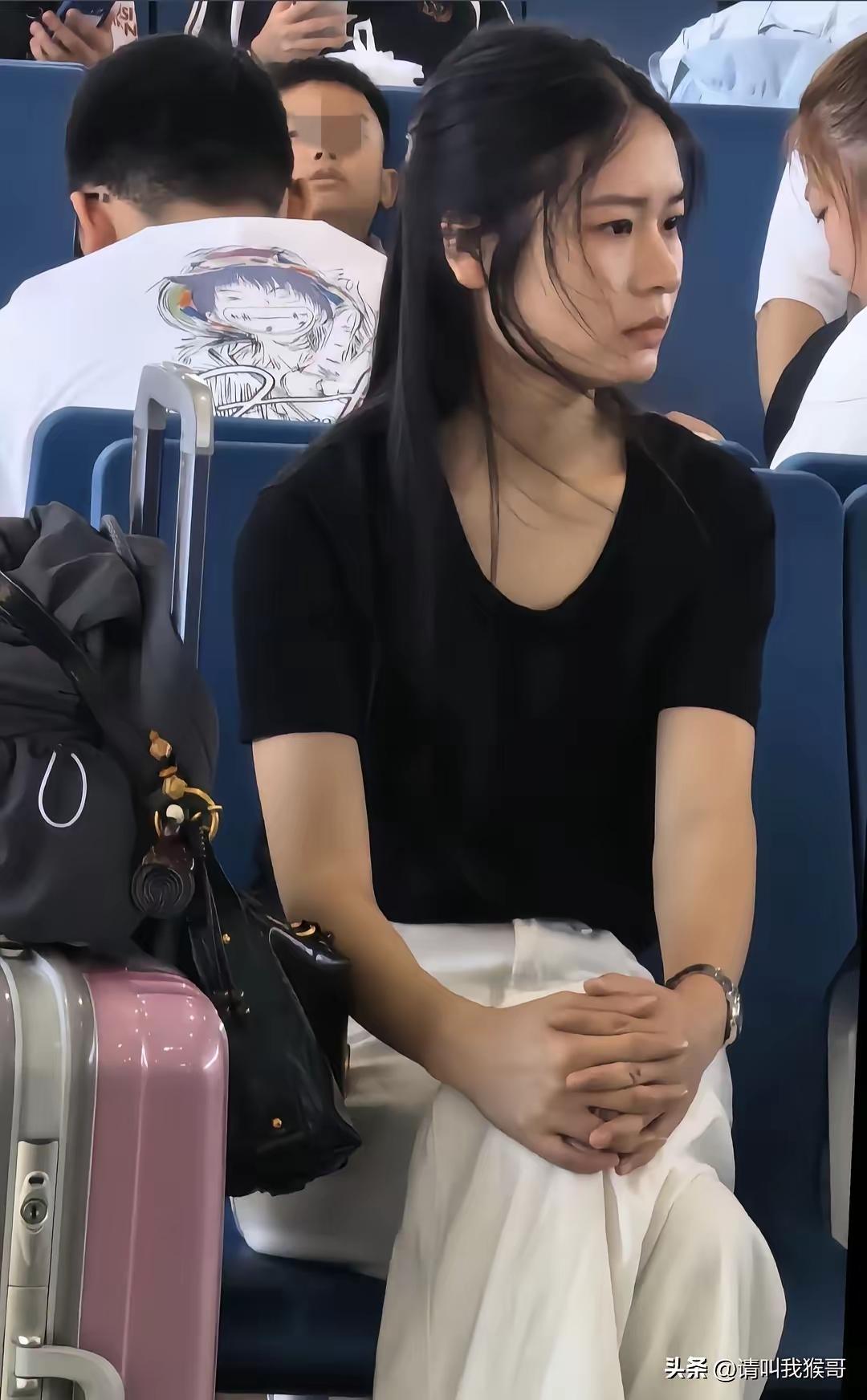 候车他乡行，
满面带愁容。
缘何不高兴，
难解其中情。