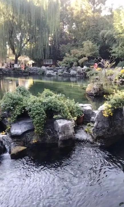 见人富贵了就巴结，看人潦倒了就鄙弃，是人性的通病。

听起来很残忍，但这就是人类