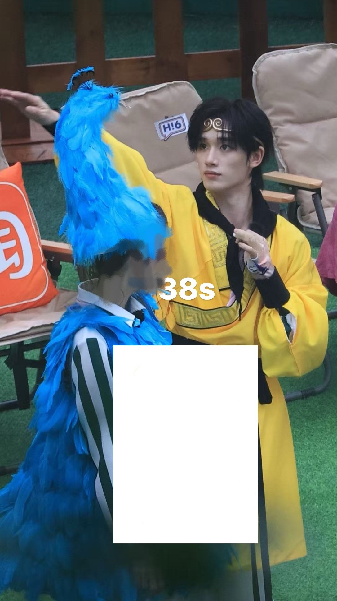 叮叮是不是在玩nz头上的羽毛🪶 