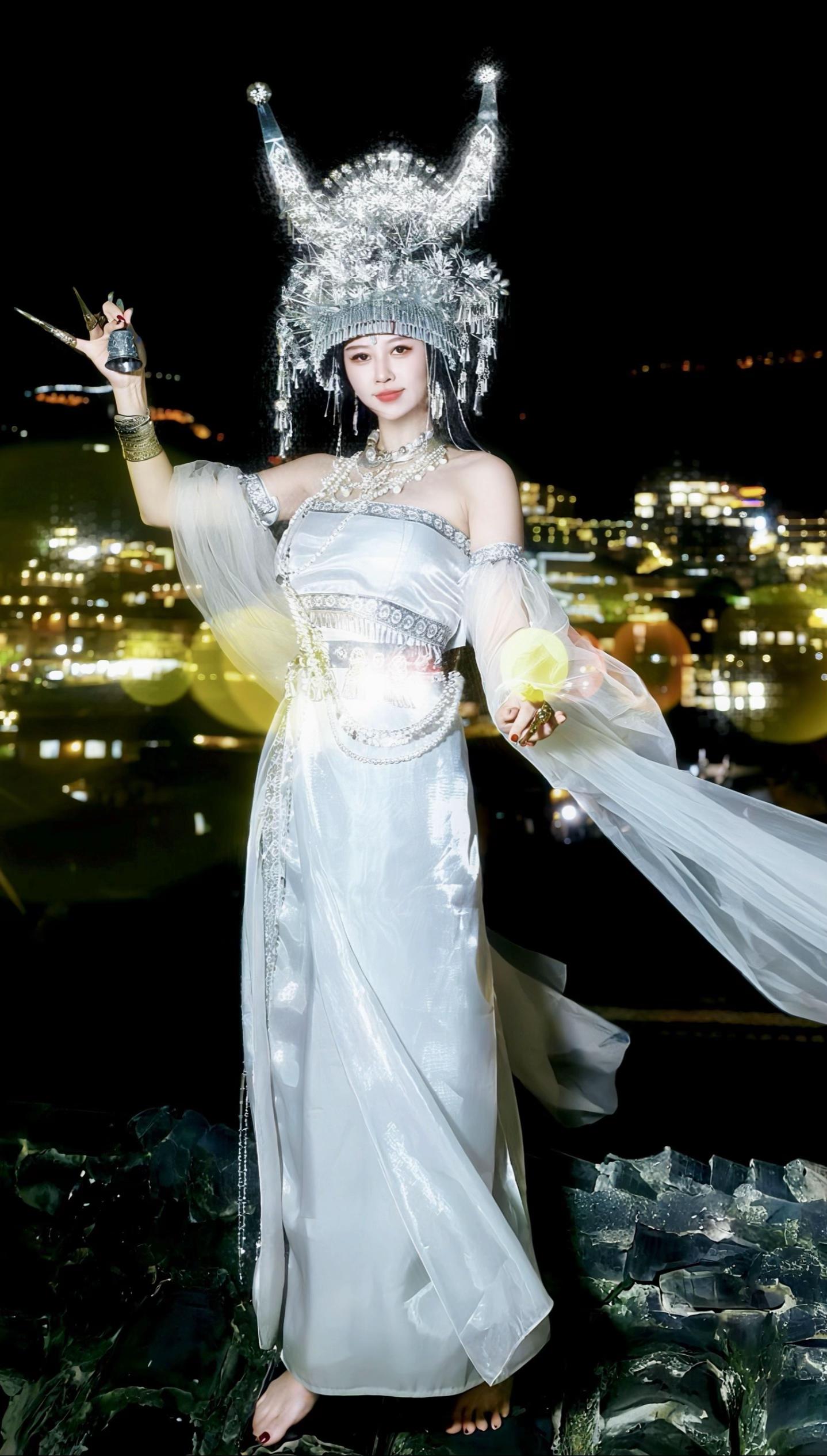 “传闻苗疆那位圣女， 身着一席白色纱裙， 手持法器银铃， 通身莹莹 波...