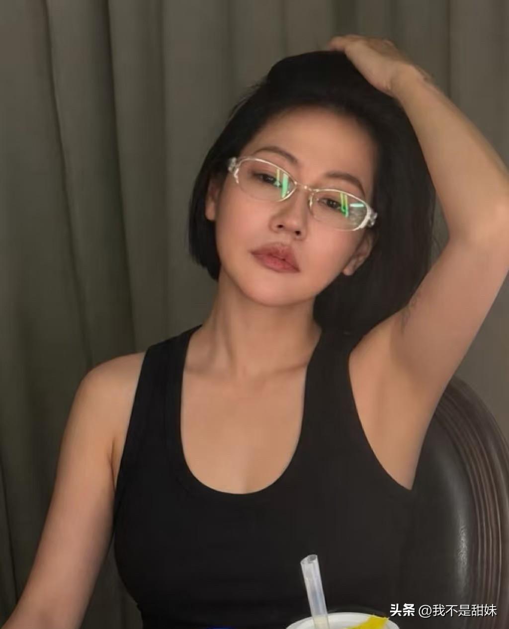 林志玲看见这个照片也气了一星期！
小s今天配了人生第一副老花镜🤓
腋下估计都磨