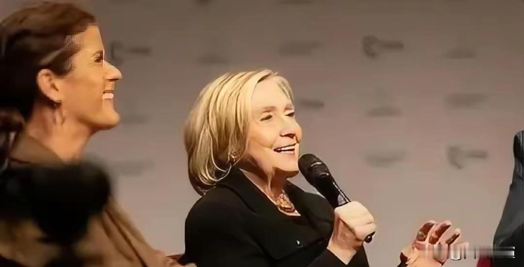 78岁的希拉里往慕尼黑讲台上一坐，全场安静三秒

希拉里一开口，话就说得特别狠。