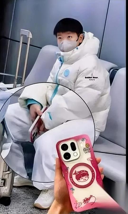 孙颖莎又上热搜了！

这次不是因为球技

而是全身穿搭被网友"考古"了！蓝白配色