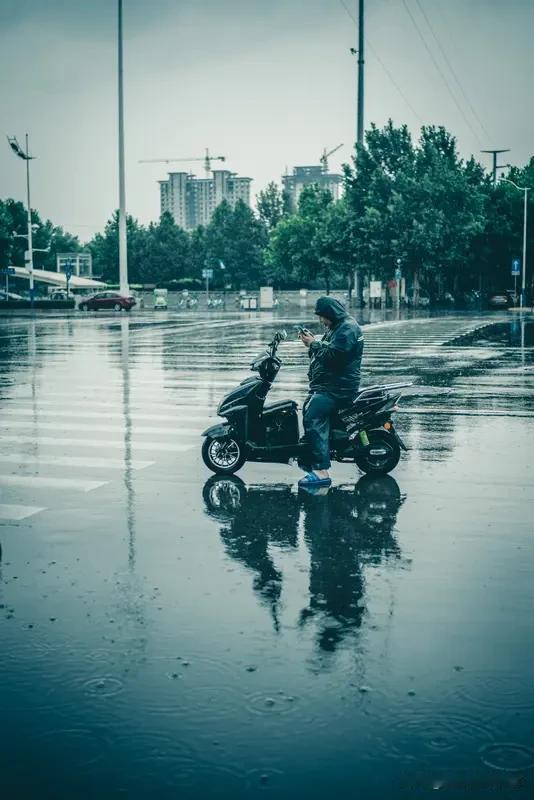 大雨天最浪漫的事，是两个人挤在一把伞下故意走得很慢，听雨声盖过心跳；或窝在窗边，