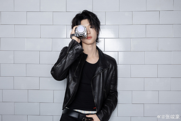 张峻豪秋裤外穿谁能拒绝真实的张峻豪，秋裤外穿随性自在，可爱又搞笑，少年感直接拉满