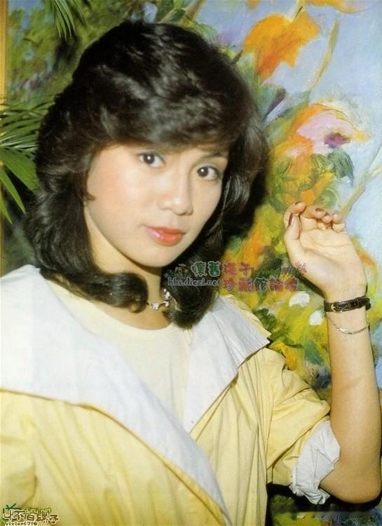 🧡永远的翁美玲👇
翁美玲这身鹅黄系穿搭，温柔得像春日的风～
大翻领设计增加层