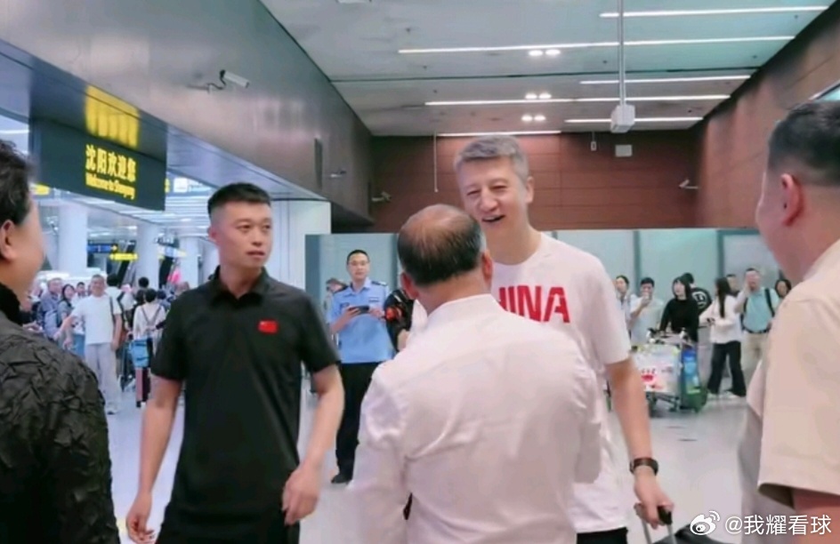 中国男篮顺利抵达沈阳，郭士强指导带齐了21位国手，当地副市长专程到场亲自迎接，足