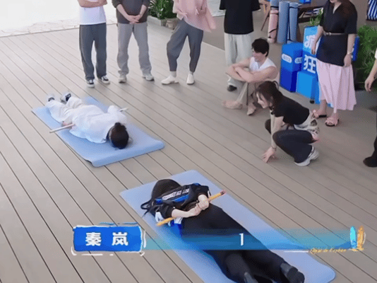 沈月起身这一下好飒亲爱的客栈沈月核心能力真亮眼，背夹棍起身利落又飞快，快到忍不住