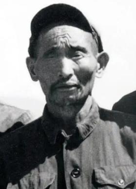 1952年，解放军在大凉山抓到一个独眼土匪，审讯后军区首长震惊：这不就是17年前