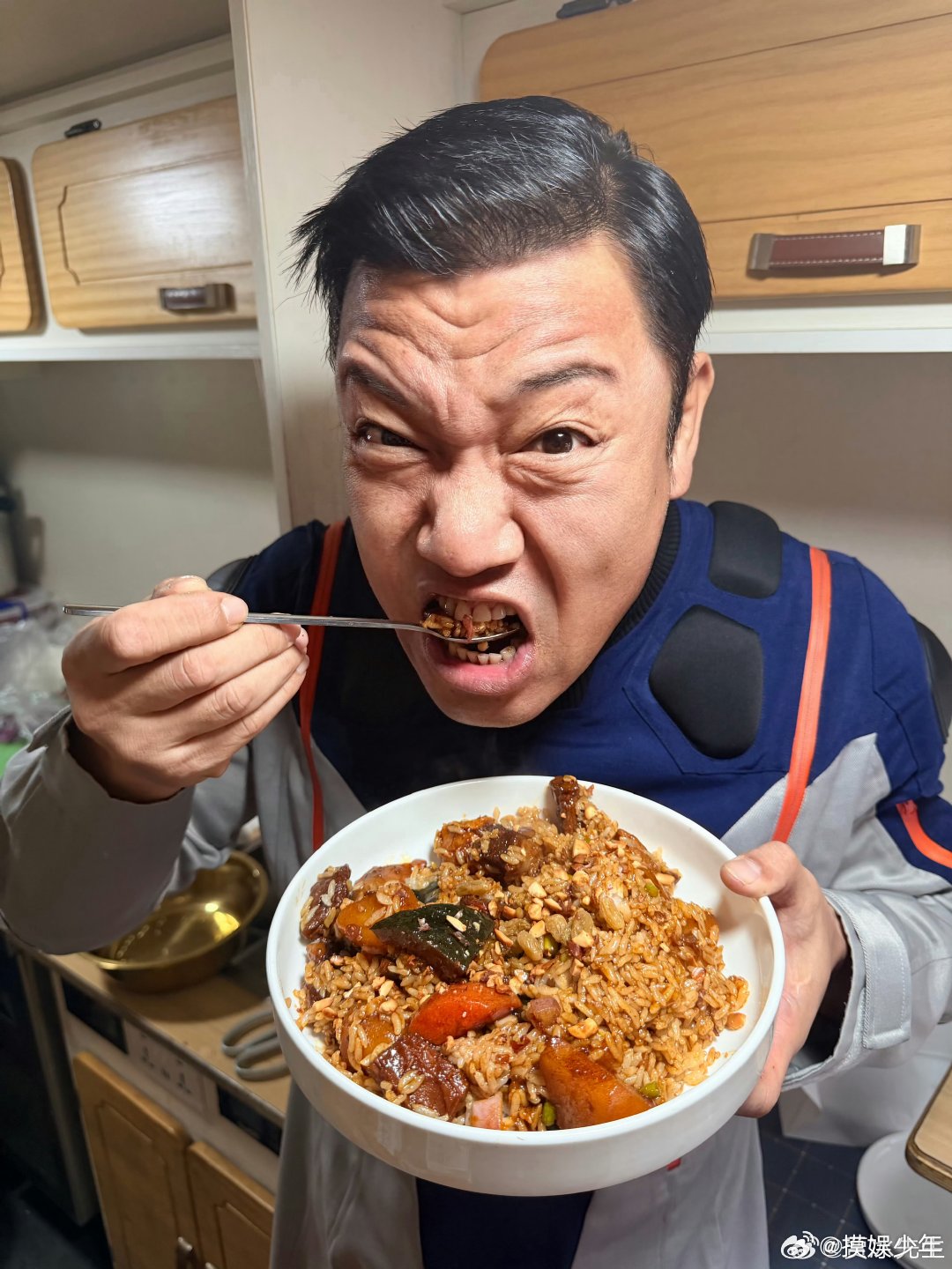 贾冰做的徐福烩饭贾冰艾特沈腾品鉴自己做的徐福烩饭 贾冰做的徐福烩饭，贾冰这表情，