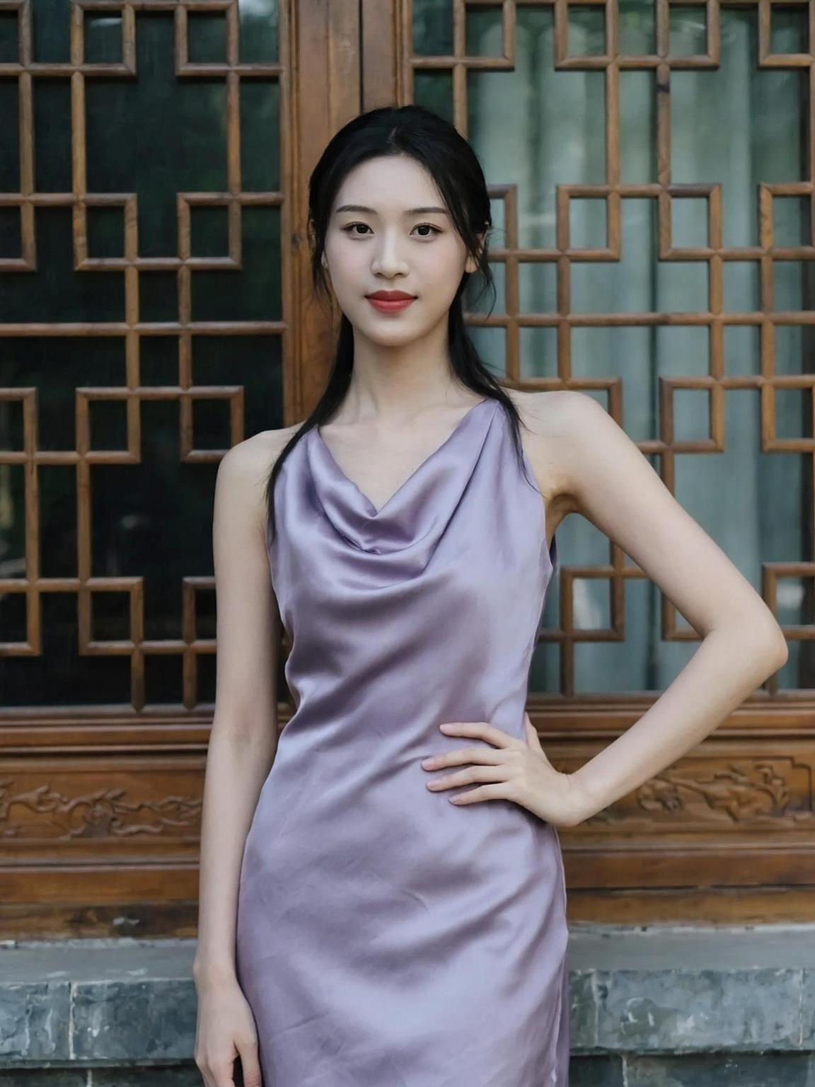 这身紫色战袍，简直是“低调中的奢华”！别人是穿衣服，我是被衣服“绑架”了，动都不