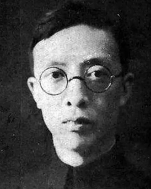 1947年初的一天，特务头子叶秀峰在看完一张上海报纸后，继续翻阅广告栏。突然，他