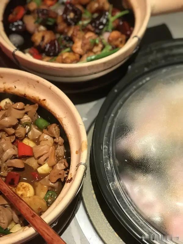 说到砂锅和煲类,你会想到什么? 说到砂锅和煲类，我立马想起昌平近郊那家港式茶楼的
