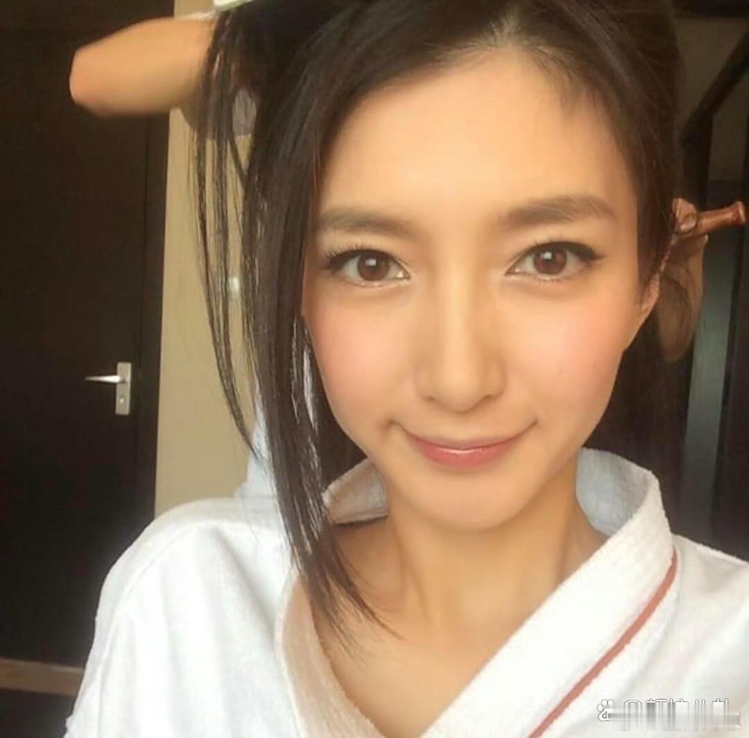江疏影早年，白得晃眼，美得惊人。 ​​​