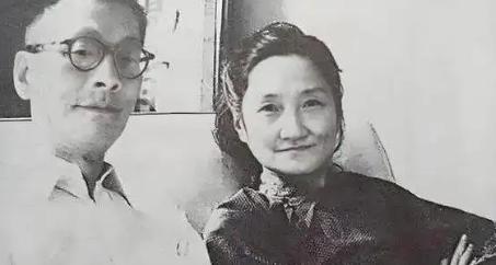 1955年，上海某法院，一场庭审正在进行。

原告席上，一个母亲，愤怒、屈辱，两